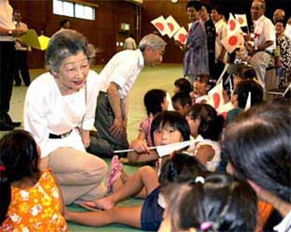 Los monarcas japoneses, Akihito y Michiko, con las víctimas del terremoto en la isla de Izu.