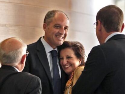 Francisco Camps junto a Marisol Linares, Antonio Clemente (a la derecha) y Rafael Ferraro, en las Cortes.