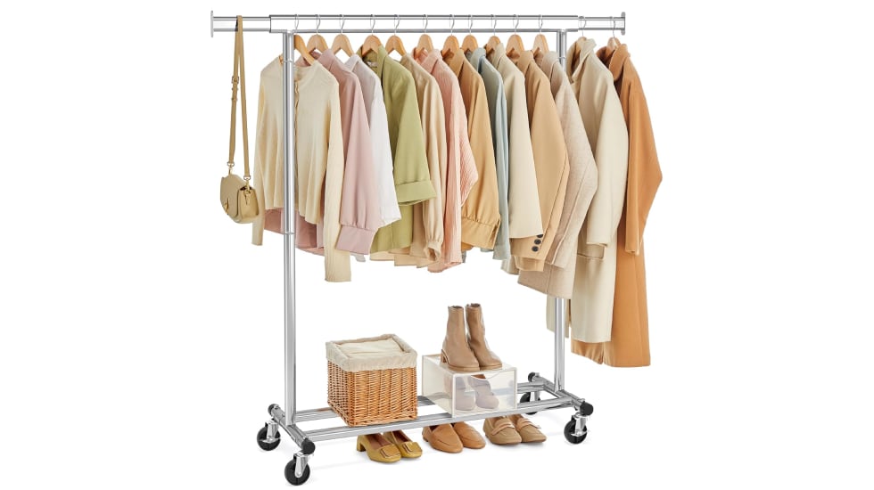 Burro extensible para ropa con cuatro ruedas.