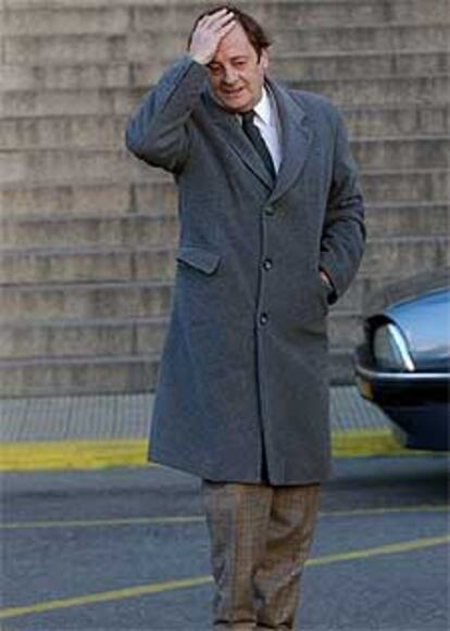 El juez Rodolfo Canicoba camina hacia su oficina en Buenos Aires.
