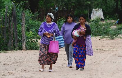 Tres mujeres wichís regresan tras tramitar los papeles para recibir las asignaciones estatales que les corresponden.