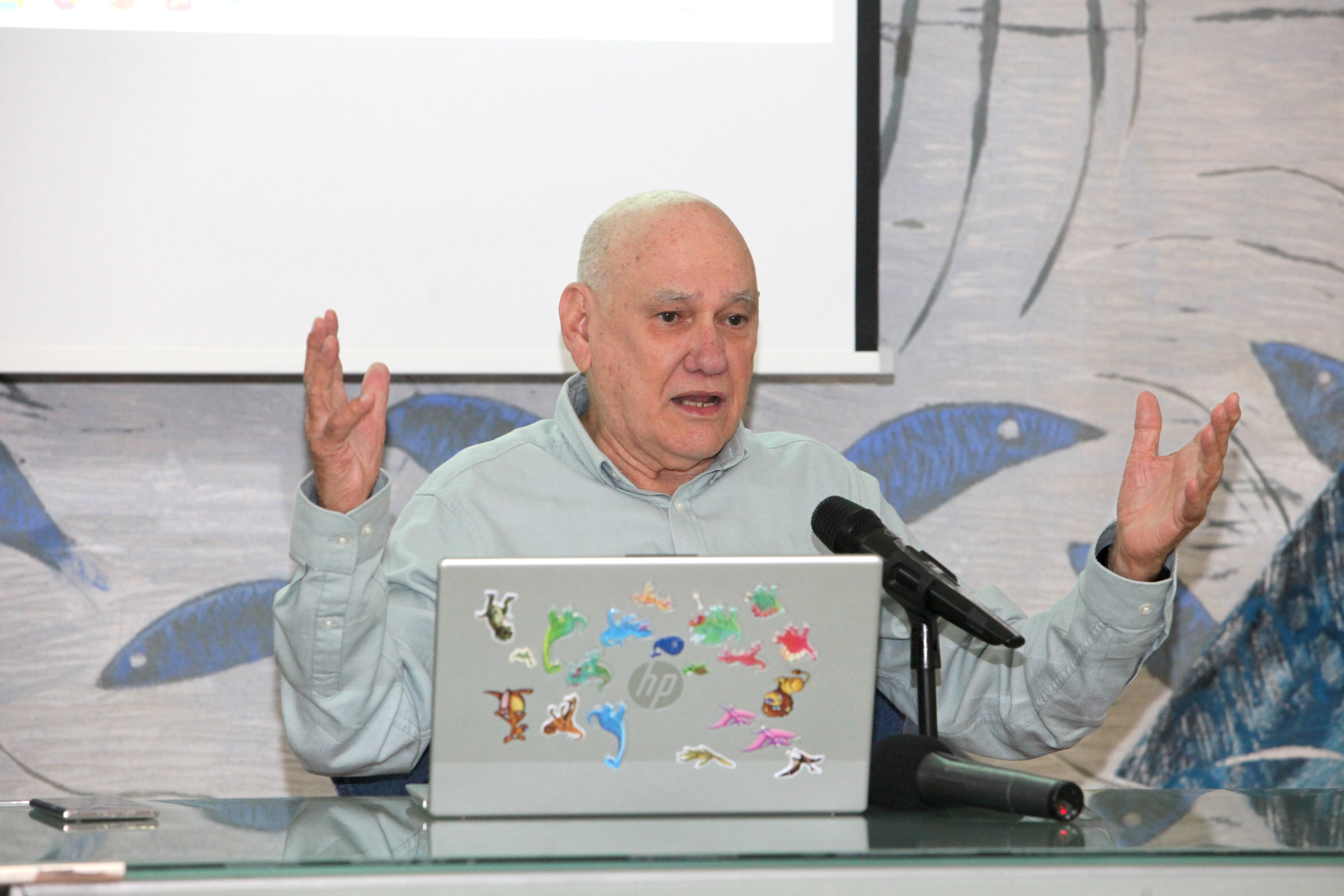 El gran maestro cubano Silvino García, durante su conferencia sobre el ajedrez en Cuba, en la Universidad de León, este sábado