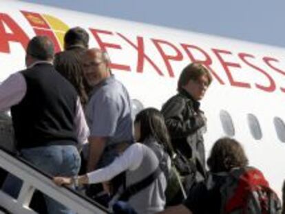 Grupo de pasajeros subiendo a un avi&oacute;n de Iberia Express.