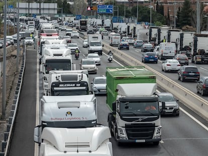 Marcha lenta de camiones, este miércoles en la M-40.