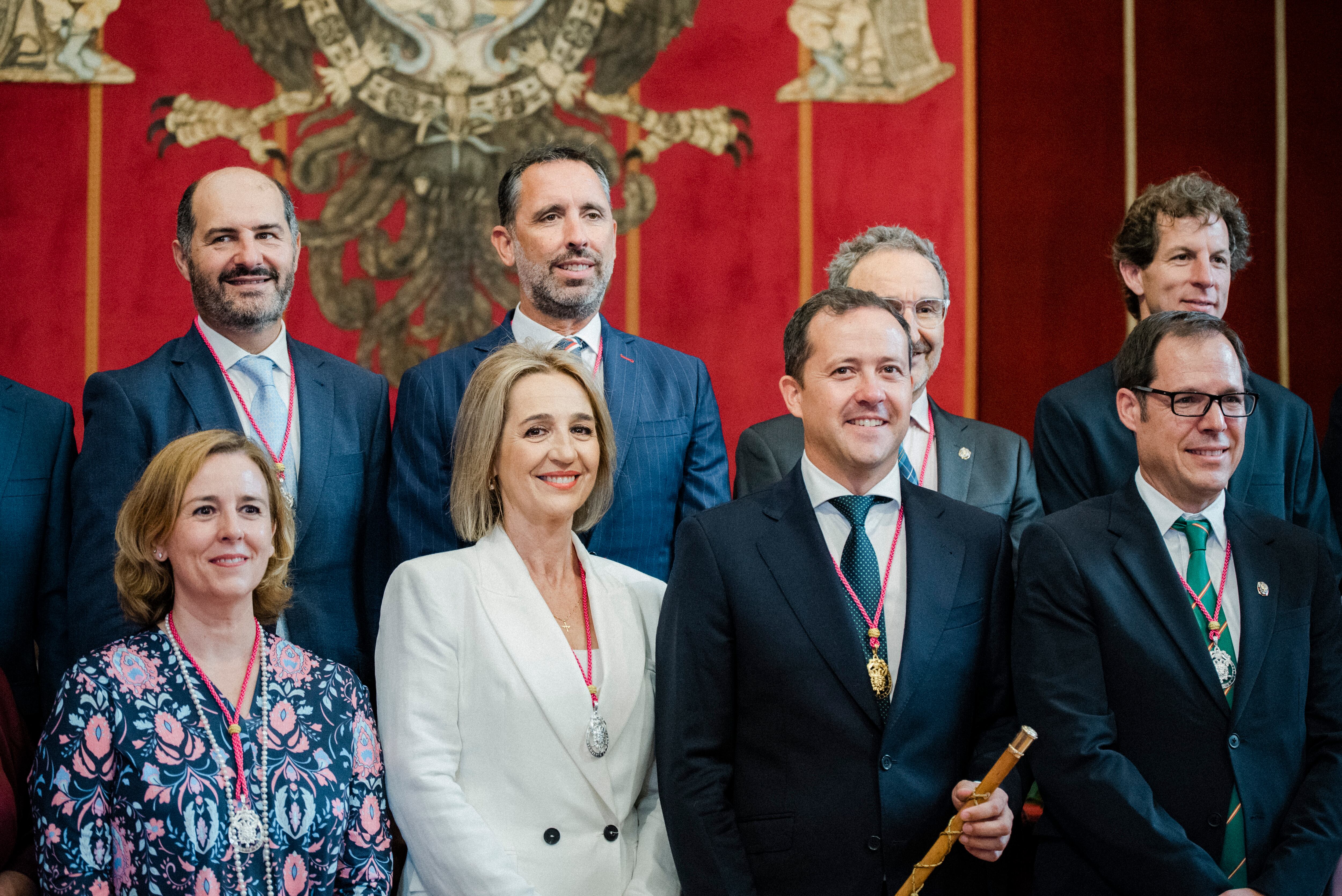 La coporación municipal de Toledo, con el alcalde, Carlos Velázquez (con el bastón de mando) y a su derecha, la concejala de Vox Inés Cañizares.