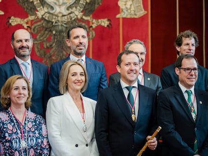 El nuevo alcalde de Toledo, Carlos Velázquez (PP), posa con la vara de mando junto a la concejala de Vox Inés Cañizares, durante la sesión de constitución del Ayuntamiento de Toledo, el pasado 17 de junio.