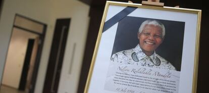 Un retrato de Mandela con un cresp&oacute;n negro, en la embajada sudafricana en Berl&iacute;n.