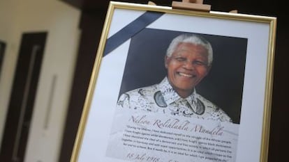 Un retrato de Mandela con un cresp&oacute;n negro, en la embajada sudafricana en Berl&iacute;n.