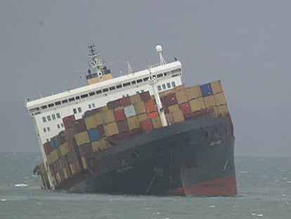 El carguero encallado con los contenedores a bordo.