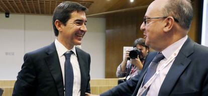 El consejero delegado de BBVA Carlos Torres Vila (i), conversa con el presidente de la Asociación Española de Banca, José María Roldán (d)