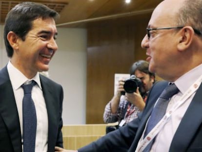 El consejero delegado de BBVA Carlos Torres Vila (i), conversa con el presidente de la Asociaci&oacute;n Espa&ntilde;ola de Banca, Jos&eacute; Mar&iacute;a Rold&aacute;n (d)