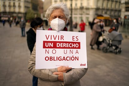 Manifestantes se concentran a favor de la aprobación de la ley de eutanasia en la Puerta del Sol en Madrid, en 2021.