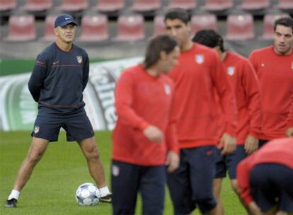 Aguirre, entrenador del Atlético, observa a Maniche, Raúl García y Antonio López durante el entrenamiento de ayer.