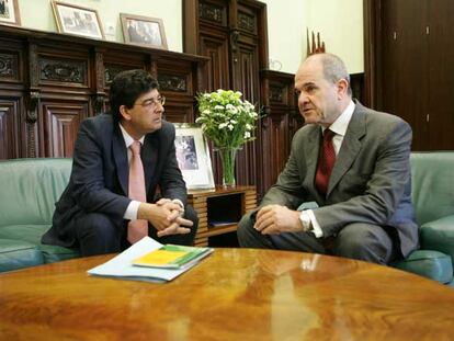 Diego Valderas y Manuel Chaves, ayer, en la Casa Rosa.