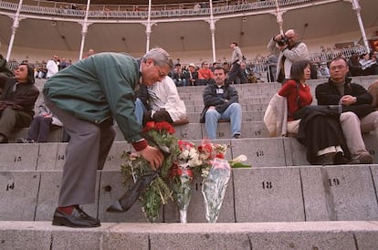 Una imagen de 2002 que muestra a un aficionado depositando unas flores en el asiento del tendido diez de Las Ventas que ocupaba Joaqu&iacute;n Vidal.