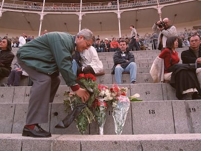 Una imagen de 2002 que muestra a un aficionado depositando unas flores en el asiento del tendido diez de Las Ventas que ocupaba Joaqu&iacute;n Vidal.