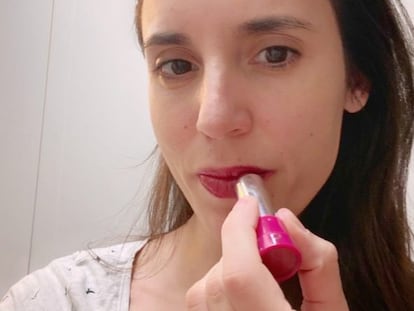 Irene Montero e sua selfie de apoio à hashtag #VermelhoEmBelém.