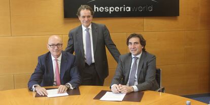 De izquierda a derecha, Jesús Nuño de la Rosa, nuevo asesor senior de Hesperia; José Antonio Castro, presidente de Hesperia, y Jordi Ferrer, consejero delegado de Hesperia.