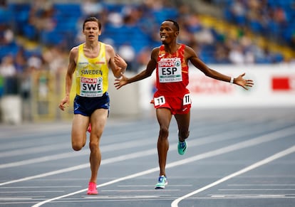 El español Thierry Ndikumwenayo celebra su triunfo en la prueba de 5.000m.