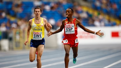 El español Thierry Ndikumwenayo celebra su triunfo en la prueba de 5.000m.