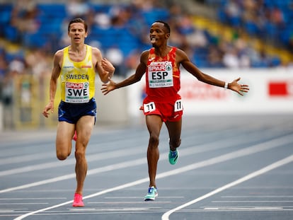 El español Thierry Ndikumwenayo celebra su triunfo en la prueba de 5.000m.