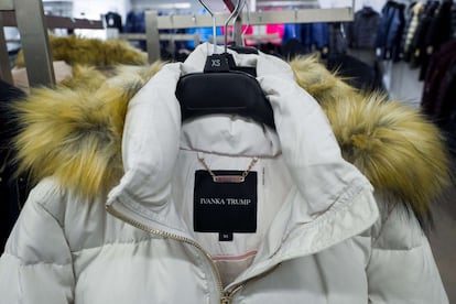 Un abrigo de la marca Ivanka Trump en una tienda de Nueva York.