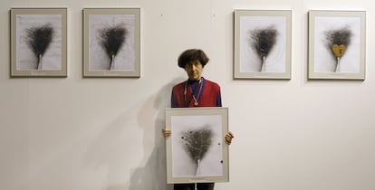 Esther Ferrer junto a una de sus obras situadas en el stand de EL PAÍS en la Feria de Arte Contemporaneo ARCO 2009, en Madrid. Esther Ferrer fue premio nacional de Artes Plásticas en 2008 y está considerada una pionera del arte conceptual.