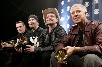 En la imagen, los componentes de la banda con sus respectivos gramófonos. Al recoger uno de los galardones, el líder de U2 tuvo palabras para todos sus rivales. "Éste es nuestro segundo Grammy al mejor álbum del año. Pero perdimos dos veces, así que sabemos lo que se siente. Kanye, tú eres el próximo. Competir con Paul McCartney también ha sido un honor, sir. Mariah, cantas como un ángel. ¿Y qué puedo decir de Gwen? Ella es el corazón de Hollywood".