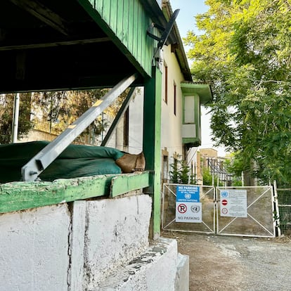 Un puesto de vigilancia militar grecochipriota frente a la zona tapón patrullada por los cascos azules de la ONUE que divide en dos Chipre.