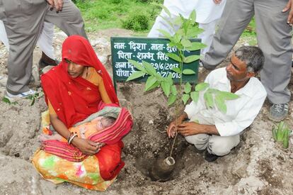 Pura y su marido Shubhum Singh plantan un árbol en honor al nacimiento de su hija Disha, en junio de 2013.