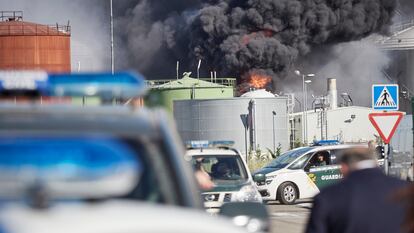 Vehículos de la Guardia Civil resguardan una planta de biodiesel que explotó en Calahorra, La Rioja, en mayo de 2022.