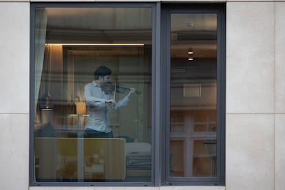 Un violinista ensaya en su habitación de Barcelona. Foto: Massimiliano Minocri