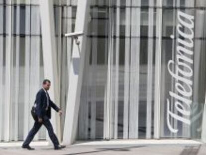 Telefónica vende 800 millones en deuda a 15 años al menor interés de su historia