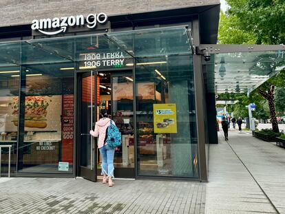 Una chica entra en un supermercado Amazon Go de Seattle.