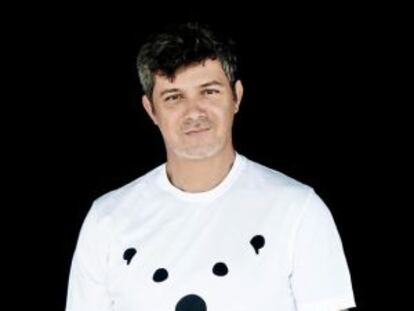 Alejandro Sanz, con la camiseta de campa&ntilde;a.