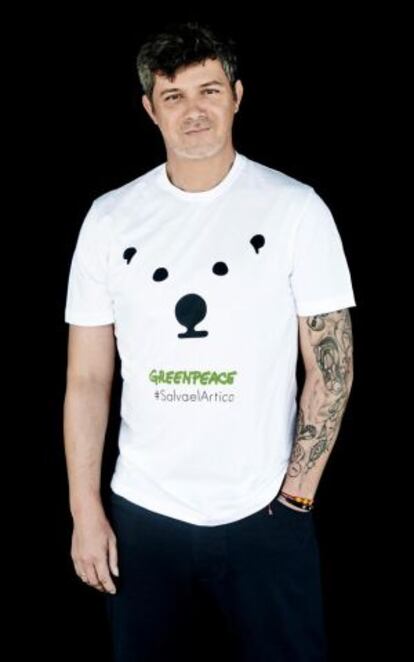 Alejandro Sanz, con la camiseta de campaña.