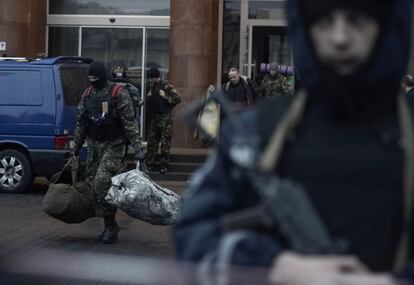 Fuerzas especiales de la polica hacen guardia ante el hotel Dnipro, mientras miembros del grupo radical ucranio Sector Derecha abandonan la que ha sido su sede central durante el conflicto de Ucrania.