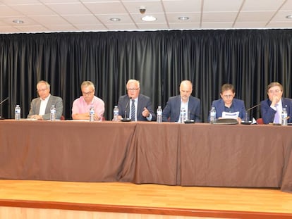 Mesa de debate en las jornadas 'Ideas para el desarrollo sostenible de La Palma (La oportunidad después del volcán)'con la intervención del decano del Colegio Notarial de Cataluña, José Alberto Marín. Intervinieron Miguel Ángel Pulido, de la Dirección General de Coordinación y Apoyo a la Vicepresidencia de Canarias; Francisco Villar, catedrático de Derecho Administrativo; Eduardo Risueño, abogado y profesor de Derecho Administrativo; Juan José Santana, secretario general de la Delegación de Gobierno en Canarias y Alfonso Cavallé, decano del Colegio Notarial de Canarias.