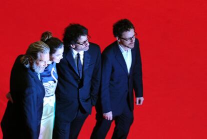 De izquierda a derecha, Jeff Bridges, Hailee Steinfeld, Joel Coen y Ethan Coen, sobre la alfombra roja de la Berlinale<i>.</i>