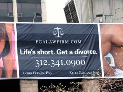 Cartel que anuncia un bufete de abogados en Chicago