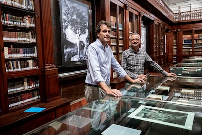 El comisario e historiador Nicolás Bas y el comisario de la parte fotográfica, Vicente Chambó, en la Biblioteca Histórica.  