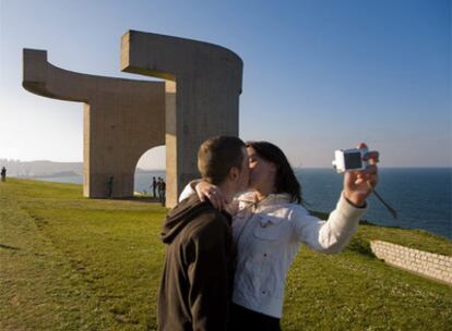 La escultura "Elogio del Horizonte" de Eduardo Chillida, en la Atalaya