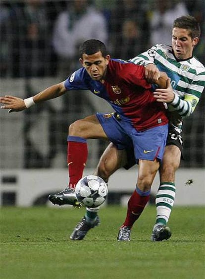 Daniel Alves protege el balón durante el partido del miércoles en el José Alvalade contra el Sporting de Lisboa.