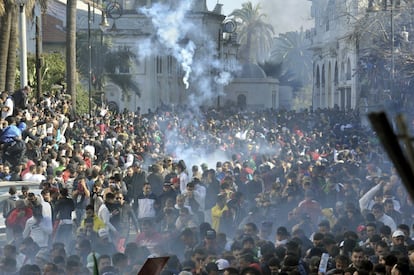 Lanzamiento de botes de gas lacrimógeno por parte de la policía para tratar de disolver a los manifestantes que se han concentrado contra el presidente argelino Abdelaziz Buteflika.