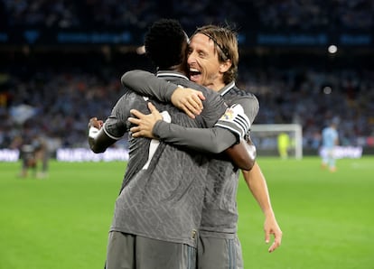 Modric abraza a Vinicius, al que asistió en el segundo gol del Madrid en Vigo.