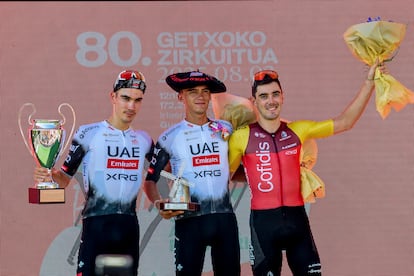 El mexicano Isaac del Toro (c), en el podio como vencedor del 80 Circuito de Getxo, junto al segundo, Juan Ayuso (i), y el tercer clasificado, Alex Aranburu (d).