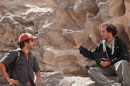 Gael García y Jonás Cuarón durante el rodaje de 'Desierto'.