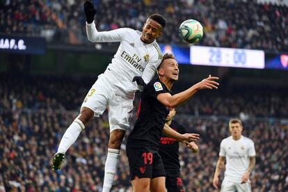 Eder Militao (a la izquierda), del Real Madrid, y Luuk de Jong, del Sevilla, luchan por la pelota.