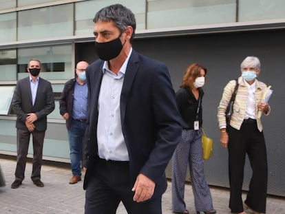 Josep Lluís Trapero, major dels Mossos, sortint de comissaria després de conèixer la sentència d'absolució de l'Audiència Nacional.