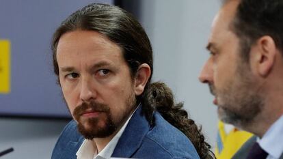 El vicepresidente segundo del Gobierno, Pablo Iglesias, y el ministro de Transporte, José Luis Ábalos, durante la rueda de prensa tras el Consejo de Ministros en el Palacio de la Moncloa el martes.